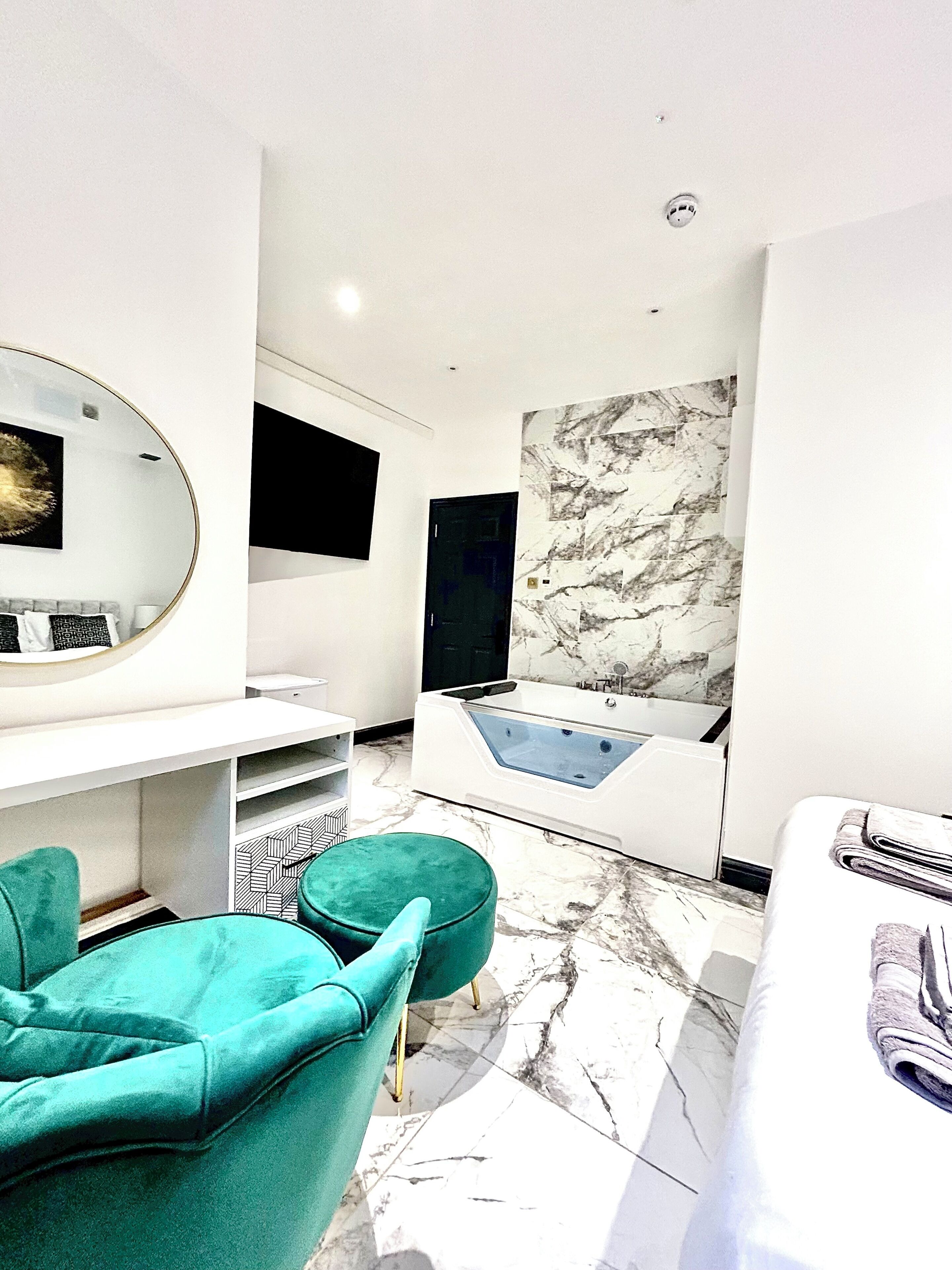 デラックス スタジオ 車椅子で利用可能な浴槽 専用バスルーム | デスク、ノートパソコン用作業スペース、遮光カーテン、アイロン / アイロン台