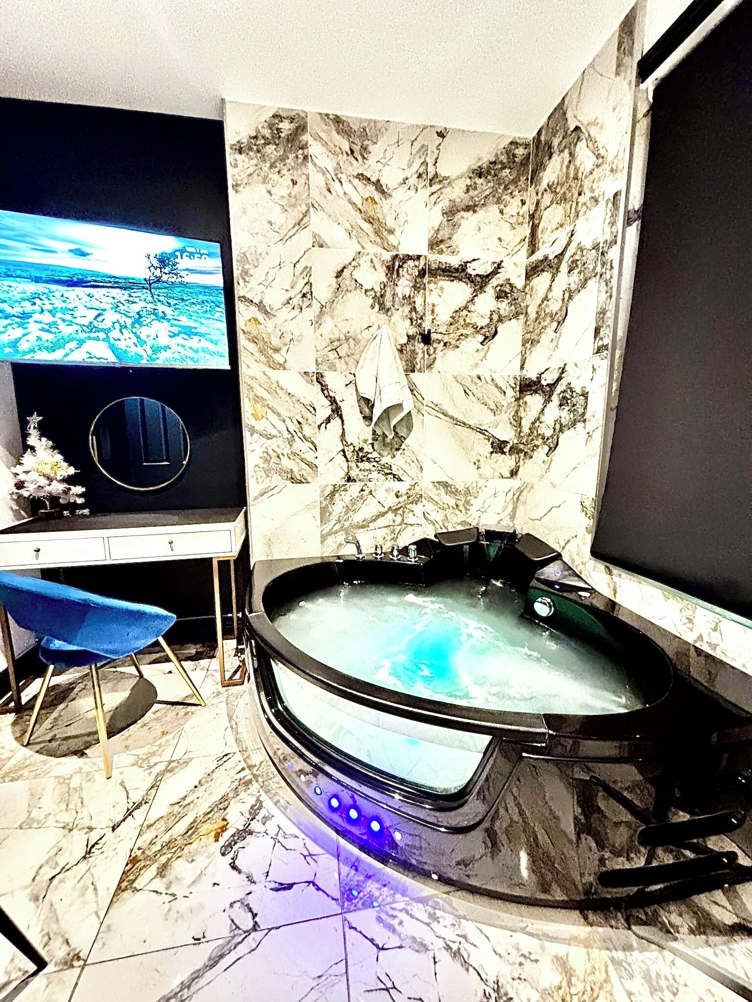 Suite estudio exclusiva, bañera accesible, cocina | Interior