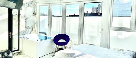 Een bureau, een laptopwerkplek, verduisterende gordijnen