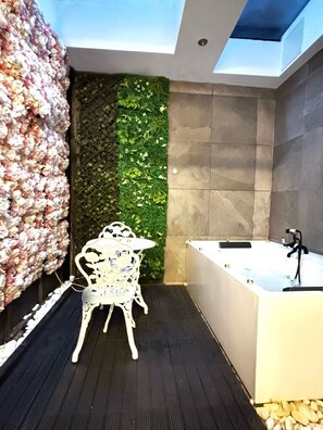 Estúdio luxo, 1 cama Queen, banheira adaptada, banheiro privativo | Área da propriedade