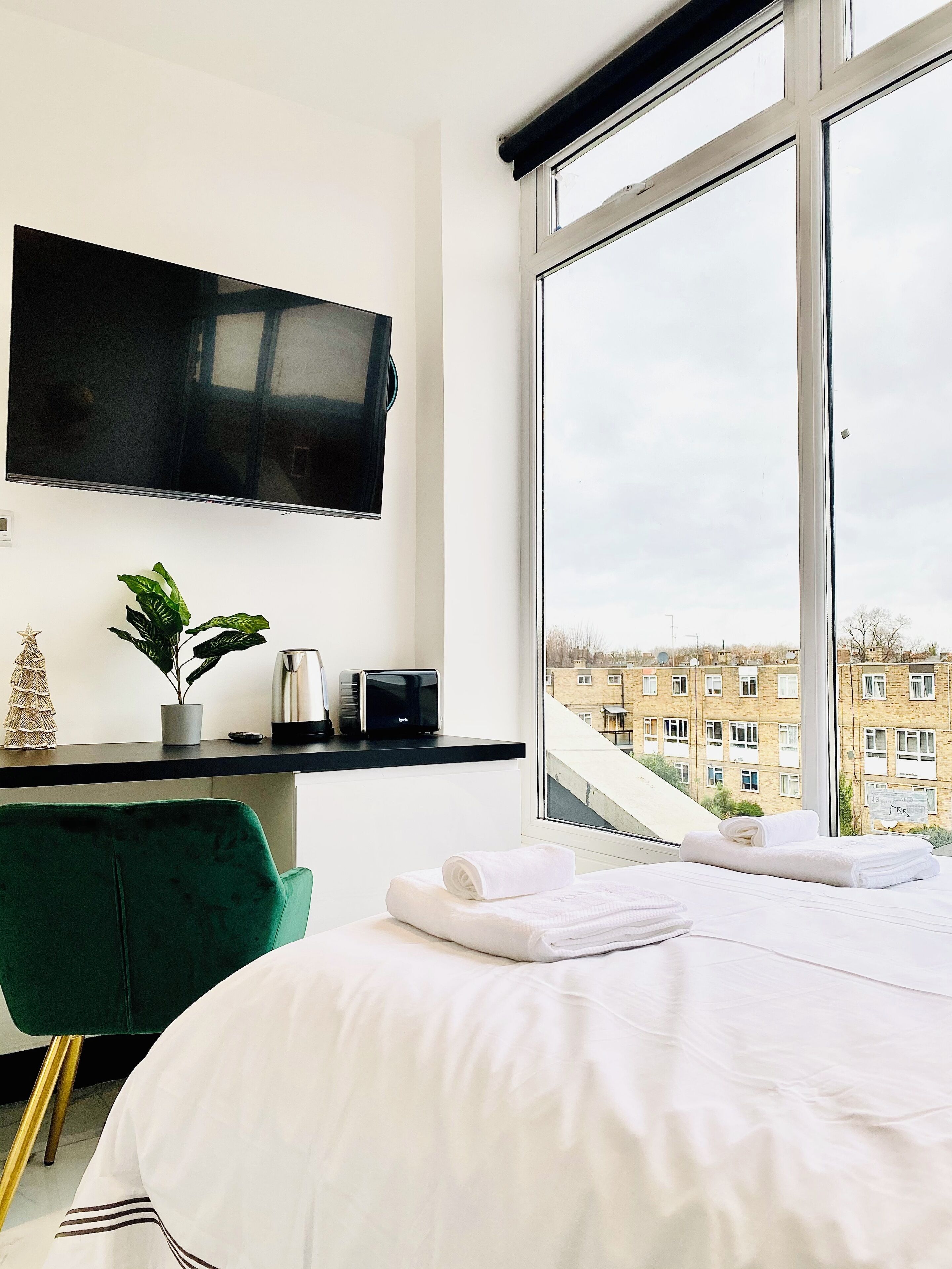 スタンダード ルーム 専用バスルーム シティビュー | デスク、ノートパソコン用作業スペース、遮光カーテン、アイロン / アイロン台