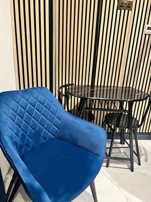 Estúdio clássico, banheira adaptada, banheiro privativo | Opções para refeição