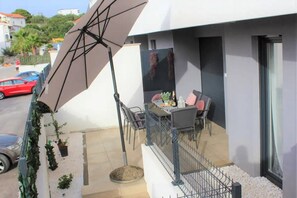 Outdoor dining - Modern Two Bedroom Apartment (Okrug Gornji)