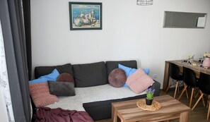 TV - Modern Two Bedroom Apartment (Okrug Gornji)