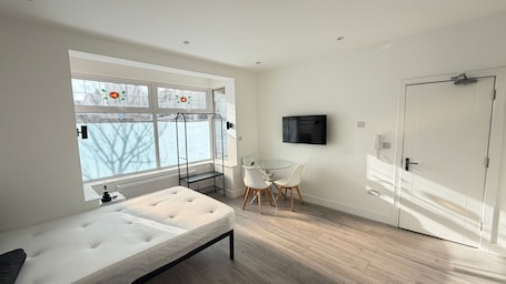 Iron/ironing board, WiFi. Modern Studio Flat in Streatham | Close to Central London