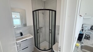 Douche, sèche-cheveux, bidet, serviettes fournies