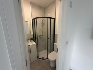 Douche, sèche-cheveux, bidet, serviettes fournies