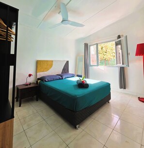 Tabla de planchar con plancha, wifi y ropa de cama 