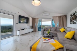 TV - Six Bedroom Luxury Villa (Rogoznica)