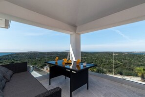 Outdoor dining - Six Bedroom Luxury Villa (Rogoznica)