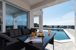 Outdoor dining - Six Bedroom Luxury Villa (Rogoznica)