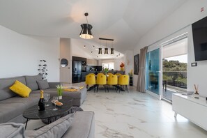 TV - Six Bedroom Luxury Villa (Rogoznica)