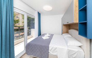 6 bedrooms, iron/ironing board, WiFi, bed sheets - Six Bedroom Villa with Heated Pool (Kastel Luksic)