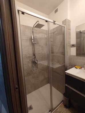 Shower, hair dryer, bidet, towels - Cozy house in marvelous historic center of Lazise, just steps from the lake. (Lazise)