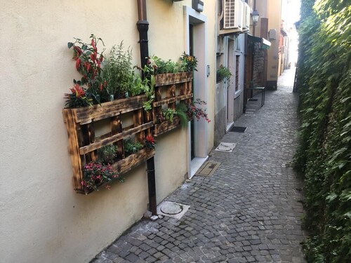 Cozy house in marvelous historic center of Lazise, just steps from the lake.