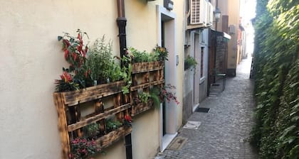 Cozy house in marvelous historic center of Lazise, just steps from the lake.