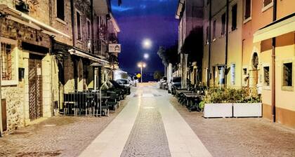 Cozy house in marvelous historic center of Lazise, just steps from the lake.