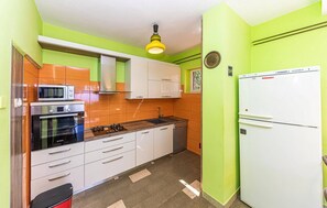 Fridge, microwave, oven, stovetop - Seafront Holiday Home (Okrug Gornji)