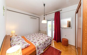 2 bedrooms, WiFi, bed sheets - Seafront Holiday Home (Okrug Gornji)