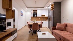 Un apartamento moderno con comedor, cocina y sala de estar.