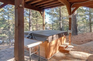 A wooden hot tub with a table and benches under a wooden pergola, surrounded by trees. - Woodsy Alton Couple's Retreat Near Bryce Canyon (Duck Creek Village)