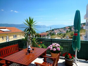 Outdoor dining - Studio Apartment Close to Beach (Mastrinka)
