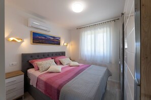 WiFi, bed sheets - One Bedroom Apartment with Balcony (Kaštel Stari)