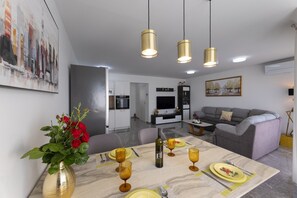 TV - One Bedroom Apartment with Balcony (Kaštel Stari)