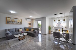 TV - One Bedroom Apartment with Balcony (Kaštel Stari)