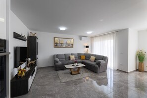 TV - One Bedroom Apartment with Balcony (Kaštel Stari)