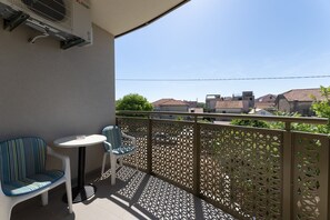 Outdoor dining - One Bedroom Apartment with Balcony (Kaštel Stari)