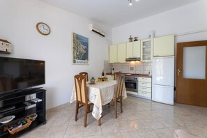 Fridge, oven, stovetop, cookware/dishes/utensils - Two Bedroom Apartment (Kaštel Štafilić)