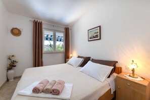 Tabla de planchar con plancha, wifi y ropa de cama 