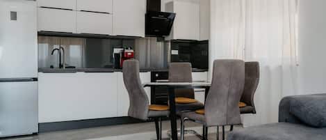 Microwave, oven, dishwasher, cookware/dishes/utensils