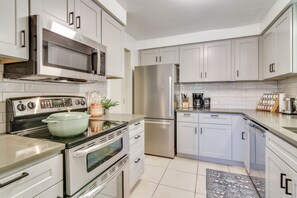 Interior - Peace & Serenity in Gresham! Sleek Home w/ Yard (Gresham)