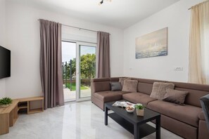 TV - Two Bedroom Apartment (Kaštel Sućurac)