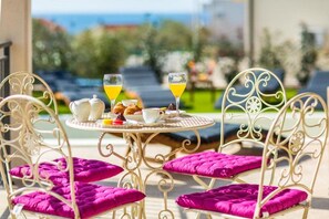 Outdoor dining - Four Bedroom Luxury Villa (Burnji, Primošten)
