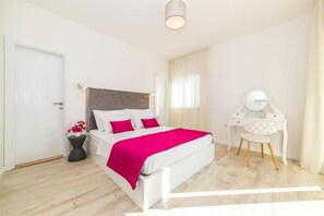 4 habitaciones, tabla de planchar con plancha, wifi y ropa de cama 