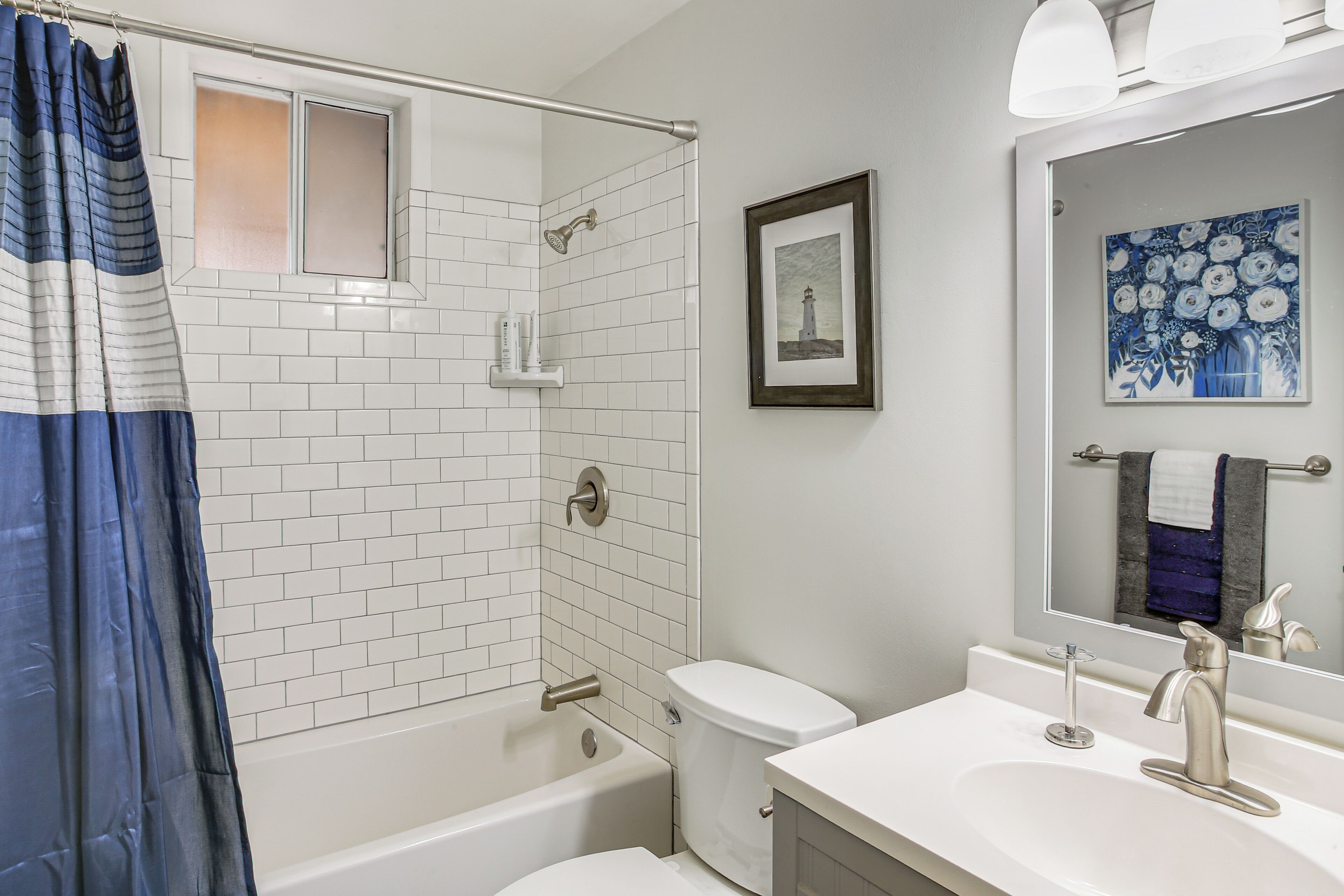 Une salle de bain moderne avec une baignoire, des toilettes et un lavabo.