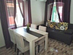 Dining - One Bedroom Apartment (Kaštel Stari)