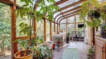 House (4 Bedrooms) | Front of property