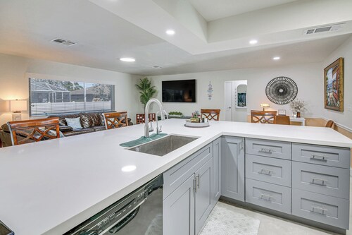 < 2 Mi to Marco Island Beach Access: Modern Oasis