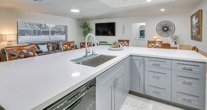 < 2 Mi to Marco Island Beach Access: Modern Oasis