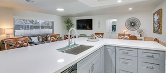 < 2 Mi to Marco Island Beach Access: Modern Oasis