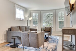 House (2 Bedrooms) | Front of property - Walk to Lake, Parks & Dining! Madison Park Retreat (Seattle)