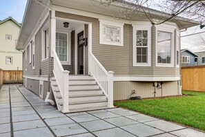 House (2 Bedrooms) | Interior - Walk to Lake, Parks & Dining! Madison Park Retreat (Seattle)