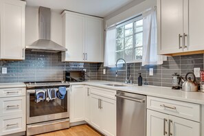 House (2 Bedrooms) | Interior - Walk to Lake, Parks & Dining! Madison Park Retreat (Seattle)