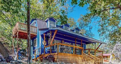 2BR Home on River w/ Outdoor Dining Area & Deck