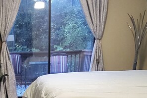 Interior - 2BR Home on River w/ Outdoor Dining Area & Deck (Bandera)