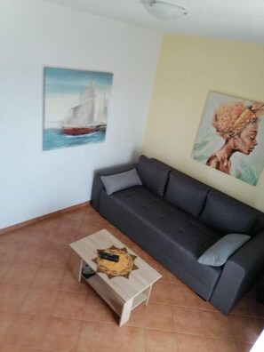 TV - Three Bedroom Holiday Home (Sevid)